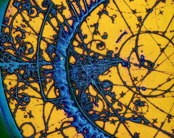 Trajectòries helicoidals de partícules carregades atravessant un medi d'hidrogen-neó líquid (Font: CERN)